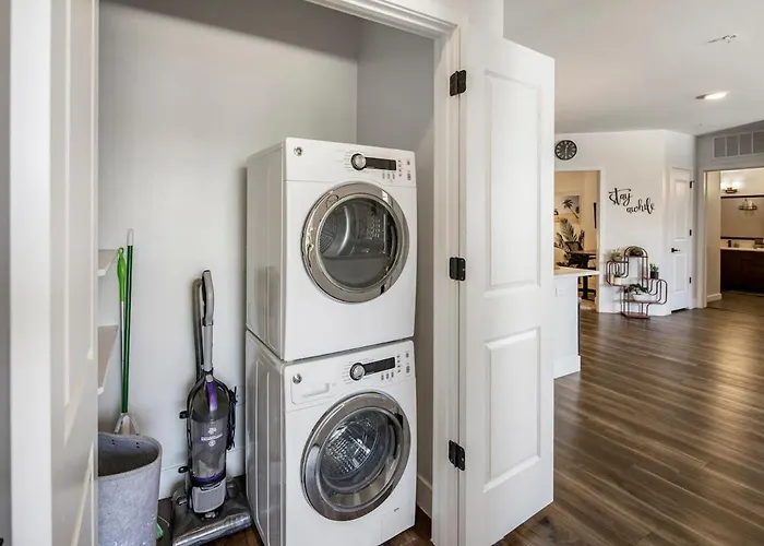 Escape To The Premier 2 & Half Br Townlake Apartment